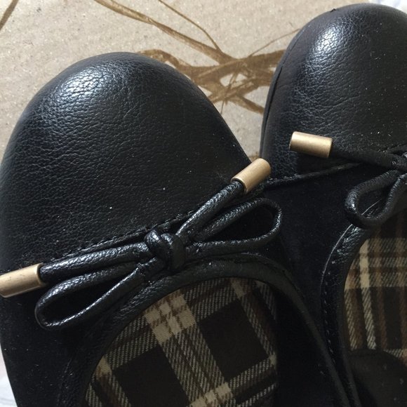 Adorable b o c ballet-style black flats with round bow toe - Picture 6 of 8